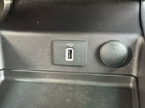 Used 2018 Ford Fusion SE w/ Fusion SE Technology Package FWD image 17