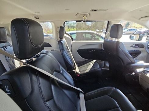 Used 2024 Chrysler Pacifica Touring-L image 34