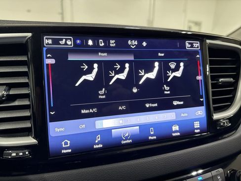 Used 2024 Chrysler Pacifica Touring-L FWD image 16
