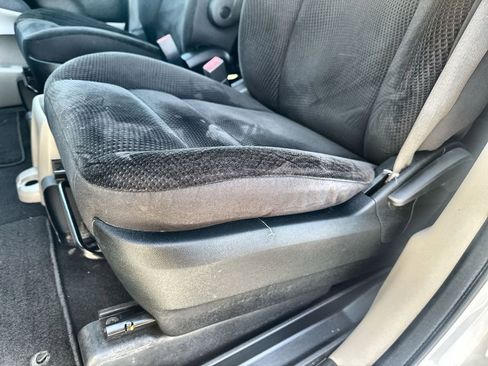 Used 2018 Dodge Grand Caravan SE FWD image 12