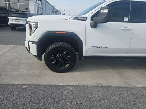 Used 2025 GMC Sierra 2500 AT4 w/ AT4 Premium Plus Package AWD/4WD image 10