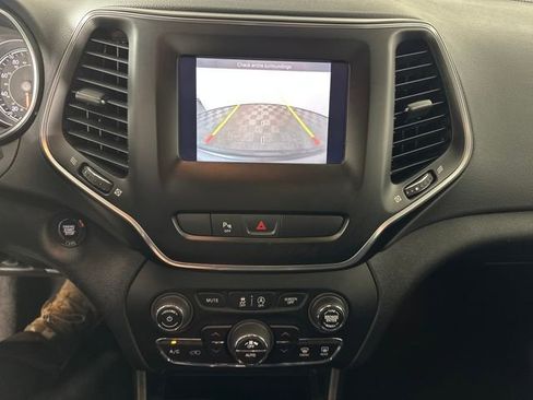 Used 2020 Jeep Cherokee Latitude Plus image 22