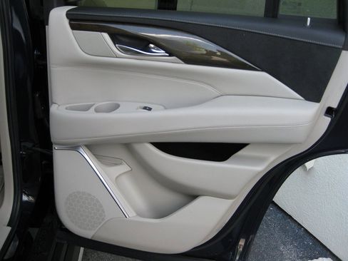 Used 2020 Cadillac Escalade Premium Luxury RWD image 39