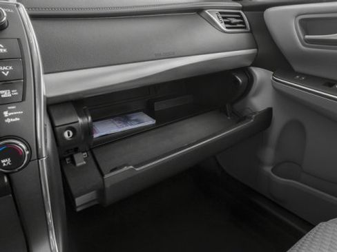 Used 2017 Toyota Camry SE image 20