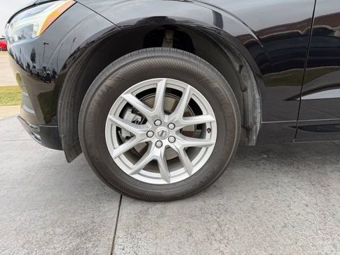 Used 2021 Volvo XC60 T5 Momentum w/ Climate Package image 4