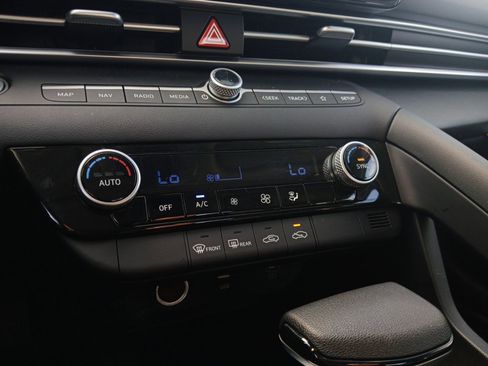 Certified 2024 Hyundai Elantra SEL image 17