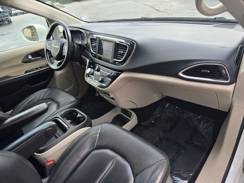 Used 2020 Chrysler Pacifica Touring-L FWD image 27