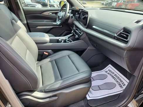 Used 2025 Chevrolet Traverse LT image 46