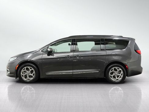 Used 2023 Chrysler Pacifica Limited FWD image 2