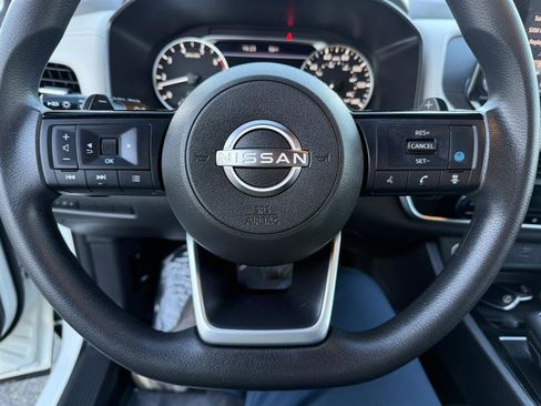 Used 2023 Nissan Rogue SV image 32