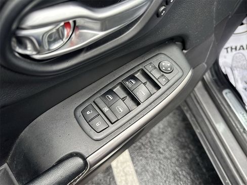 Used 2019 Jeep Cherokee Limited image 13