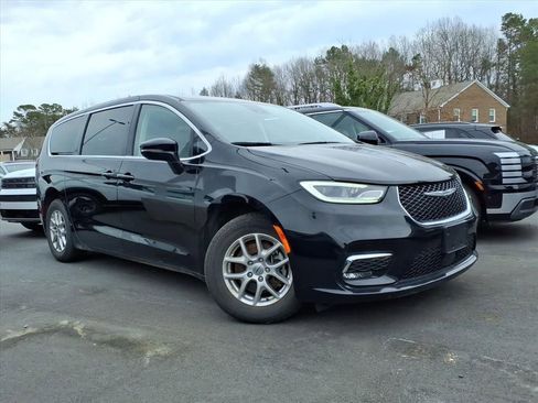 Used 2024 Chrysler Pacifica Touring-L image 1