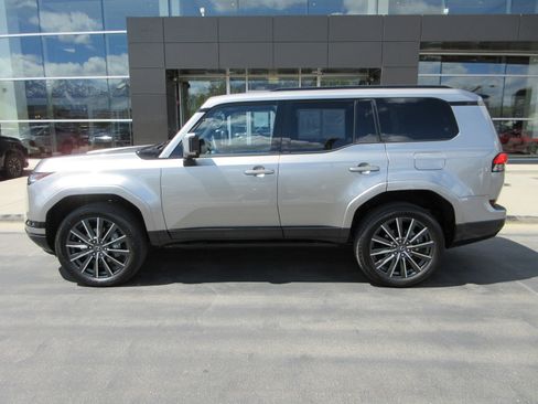 Used 2026 Lexus GX 550 w/ Cold Area Package AWD/4WD image 3