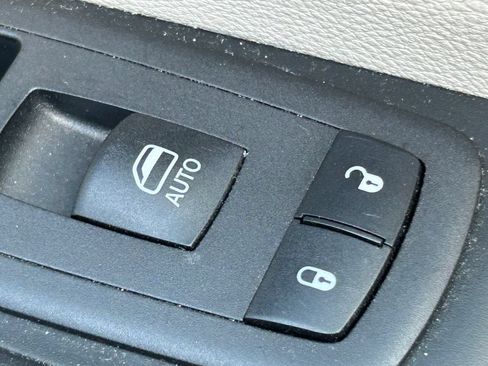 Used 2023 Chrysler Pacifica Touring-L FWD image 39