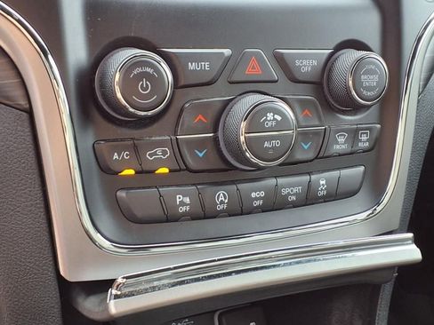 Used 2021 Jeep Grand Cherokee Laredo image 11