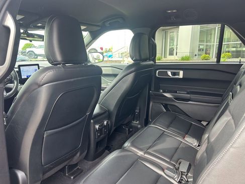 Used 2020 Ford Explorer XLT w/ Equipment Group 202A AWD/4WD image 14