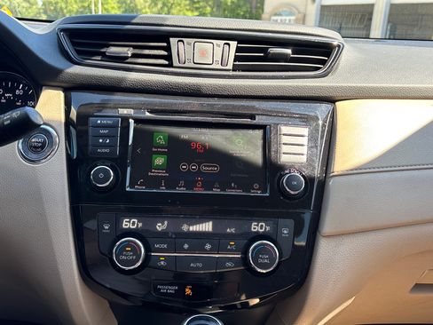Used 2020 Nissan Rogue SV w/ Sun & Sound Touring Package AWD/4WD image 18