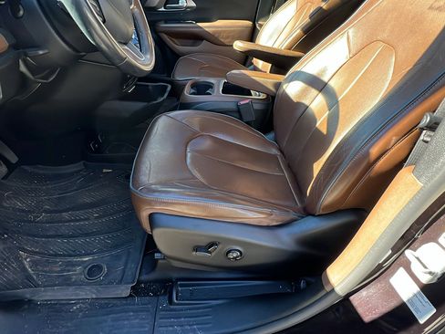 Used 2017 Chrysler Pacifica Limited w/ UConnect Theater Package image 16