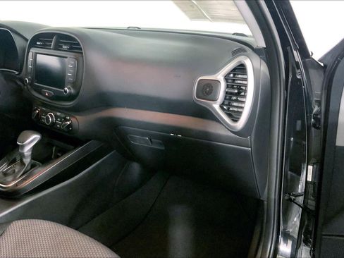 Used 2025 Kia Soul LX image 16