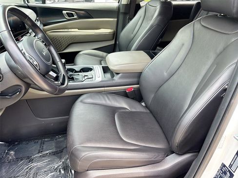 Used 2025 Kia Carnival FWD image 22