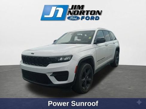 Used 2024 Jeep Grand Cherokee Altitude AWD/4WD image 4