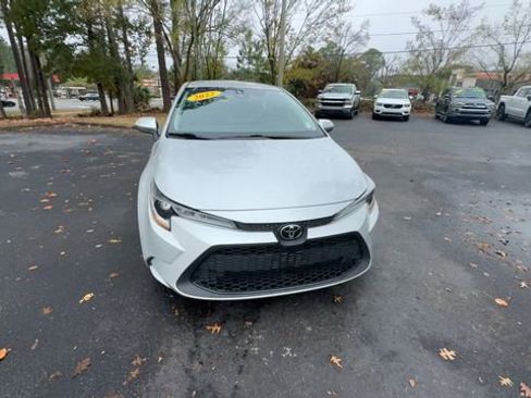 Used 2022 Toyota Corolla LE image 5
