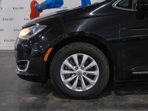 Used 2019 Chrysler Pacifica Touring-L image 15