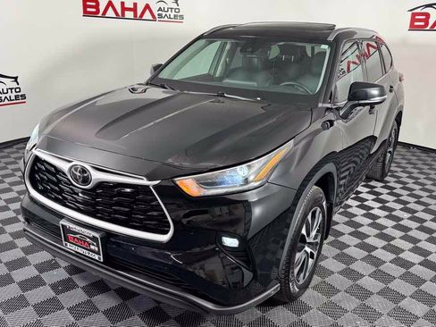 Used 2021 Toyota Highlander XLE AWD/4WD image 3