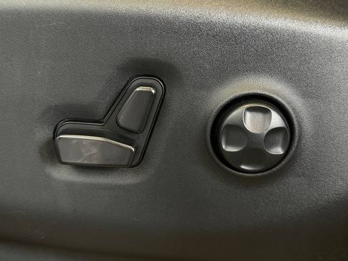 Used 2024 Chrysler Pacifica Touring-L FWD image 29