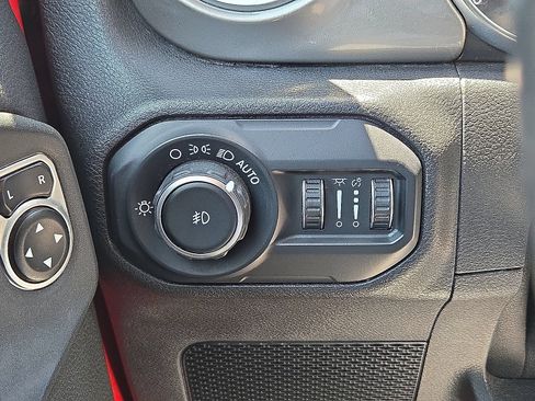 Used 2020 Jeep Wrangler Unlimited Sahara AWD/4WD image 23