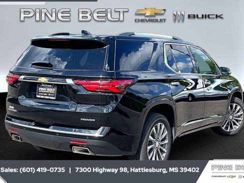 Used 2022 Chevrolet Traverse Premier FWD image 11
