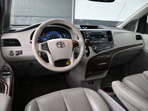 Used 2014 Toyota Sienna XLE image 19