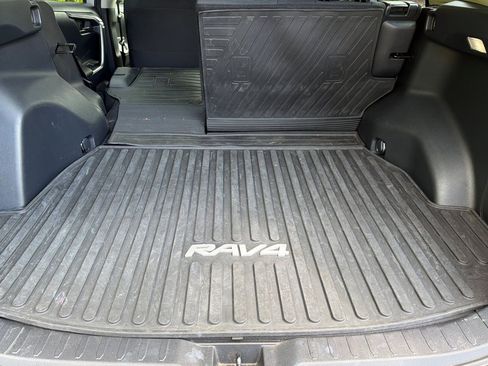 Used 2022 Toyota RAV4 LE AWD/4WD image 15