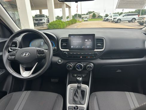 Used 2025 Hyundai Venue SEL FWD image 11
