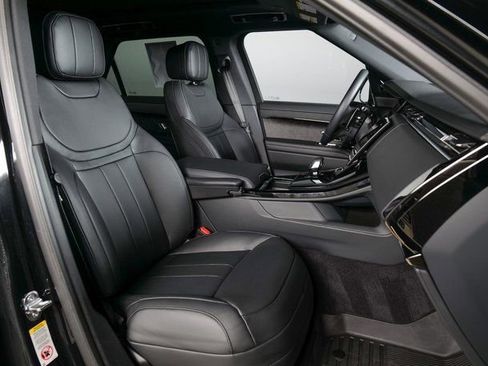 Used 2025 Land Rover Range Rover Sport Dynamic SE image 3