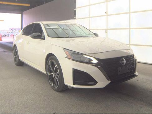 Used 2024 Nissan Altima 2.5 SR FWD image 3