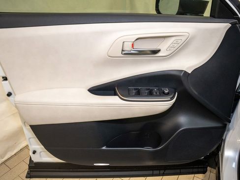 Used 2023 Toyota Crown Limited image 13