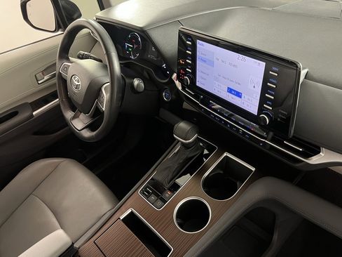 Used 2024 Toyota Sienna XLE image 31