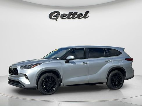 Used 2023 Toyota Highlander LE FWD image 1