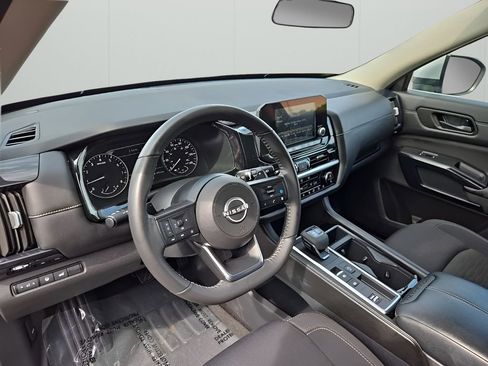 Used 2025 Nissan Pathfinder SV FWD image 11