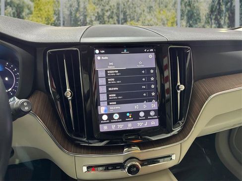 Used 2022 Volvo XC60 B5 Momentum image 16