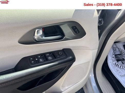 Used 2020 Chrysler Pacifica Touring-L FWD image 10