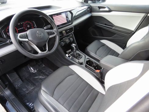 Used 2022 Volkswagen Taos SEL w/ Panoramic Sunroof Package image 11