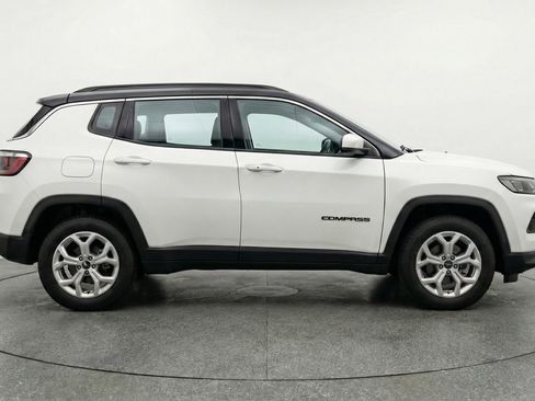 Used 2025 Jeep Compass Latitude AWD/4WD image 11