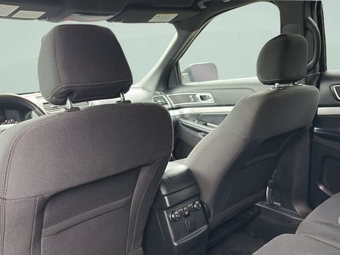 Used 2017 Ford Explorer XLT AWD/4WD image 25