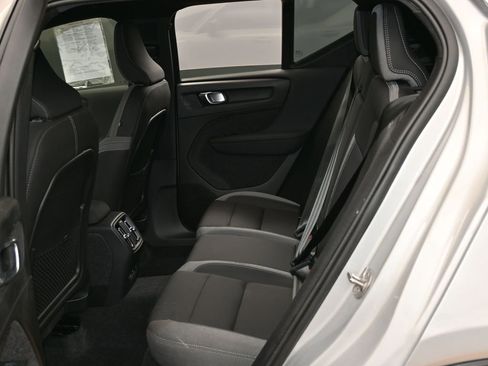 Used 2025 Volvo EX40 Core image 30