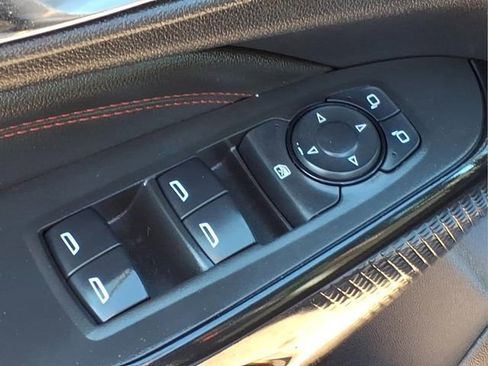 Used 2025 Chevrolet Trax RS w/ Sunroof Package FWD image 17