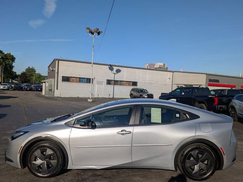 Certified 2024 Toyota Prius Prime FWD image 3