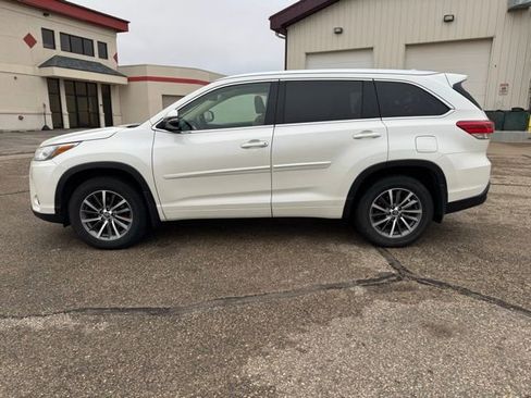 Used 2017 Toyota Highlander XLE w/ Carpet Mat Package image 16