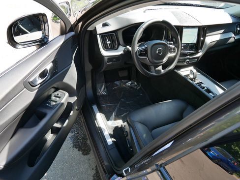 Certified 2025 Volvo XC60 B5 Plus AWD/4WD image 10